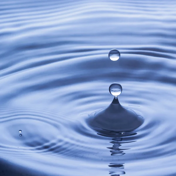 Blue water drop falling down, water splash — Stock Photo, Image