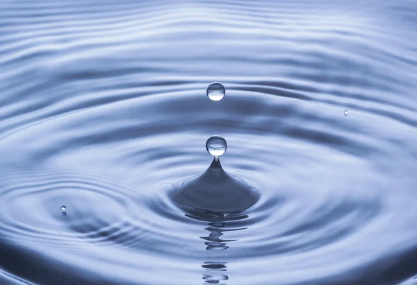 Blue water drop falling down, water splash — Stock Photo, Image