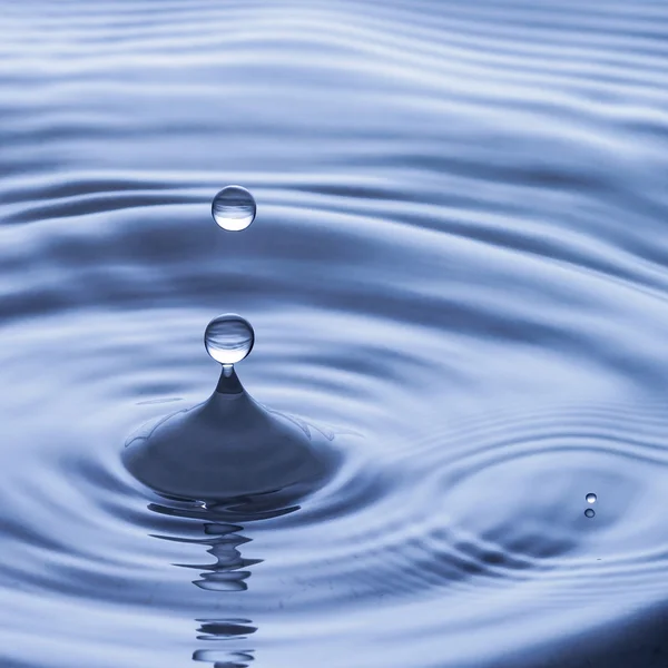 Blue water drop falling down, water splash — Stock Photo, Image