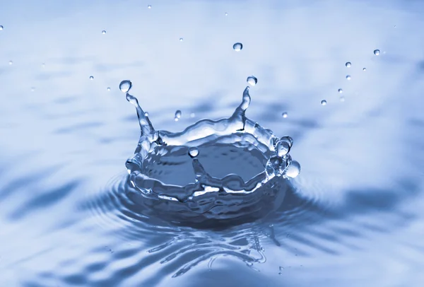 青い水滴落ちて、水のしぶき — ストック写真