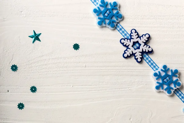 Decoração de Natal em um fundo de branco pintado rústico boa — Fotografia de Stock