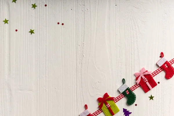 Kerstdecoratie op een achtergrond van wit geschilderde rustieke boa — Stockfoto