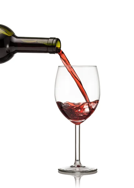 Vinho tinto sendo derramado em copo de vinho — Fotografia de Stock