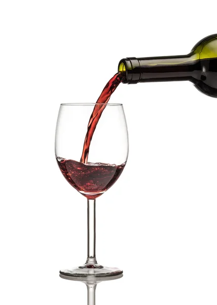 Rode wijn wordt gegoten in een glas wijn — Stockfoto