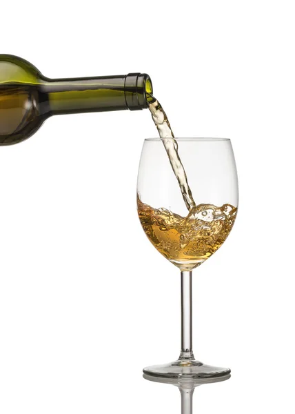 Vino bianco versato in bicchiere di vino su bianco — Foto Stock