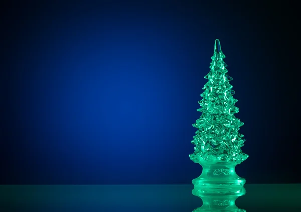 Kerstboom op blauwe achtergrond — Stockfoto