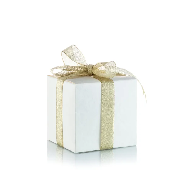 흰색 바탕에 황금 리본 활을 가진 선물 상자 — 스톡 사진