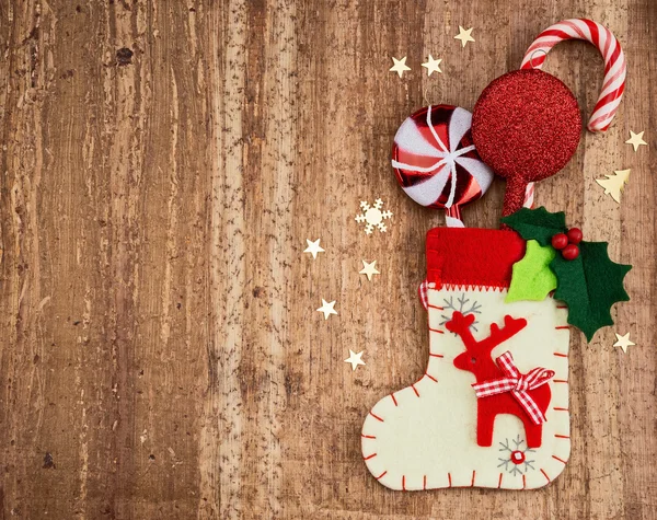 Decoraciones navideñas y calcetines sobre fondo de madera. Hermosa Chr —  Fotos de Stock