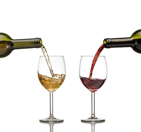 赤と白ワインの白 backgro のワイングラスに注がれて ストック写真