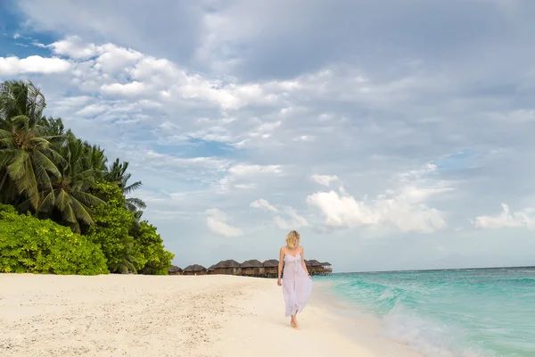 Femme en robe blanche sur la plage tropicale — Photo