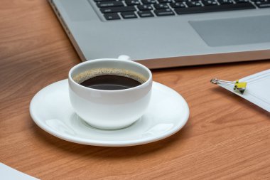 Ofis Masası, dizüstü bilgisayar ile ahşap bir masa üzerinde çalışıyor