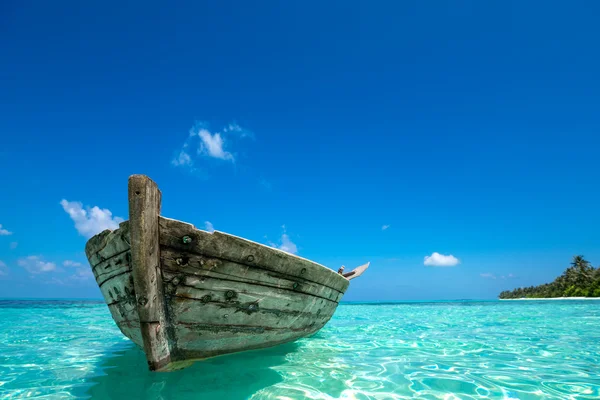 Playa perfecta isla tropical paraíso y barco viejo — Foto de Stock