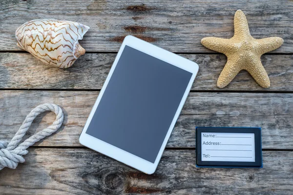 Houten achtergrond met zeester, Tablet PC- en shell - maritieme dec — Stockfoto