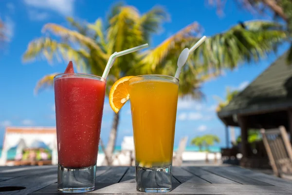 Cocktail on the beach — Stock Photo, Image