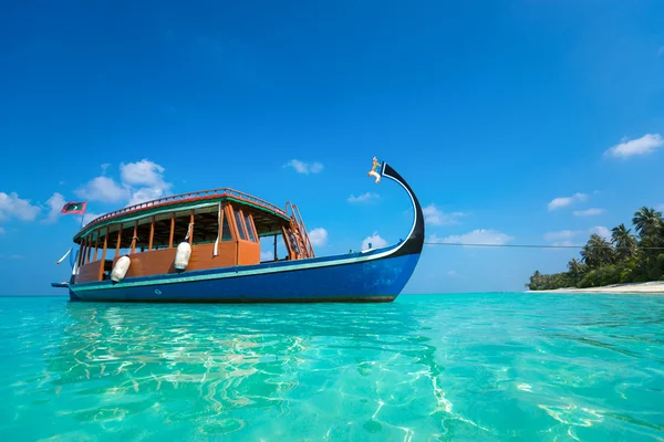 Perfektes tropisches Inselparadies Strand und Boot — Stockfoto