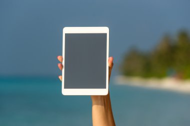 İnternet ve iletişim kavramı. boş boş tablet yüklü