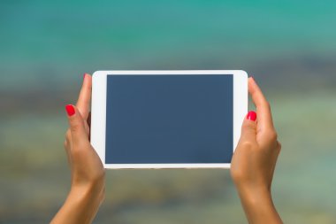 İnternet ve iletişim kavramı. boş boş tablet yüklü