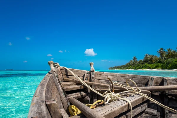 Perfekter tropischer Inselparadies Strand und altes Boot — Stockfoto