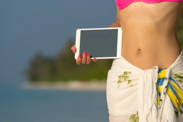 Concept of travel. blank empty tablet computer in the hands of w — Stock Photo, Image