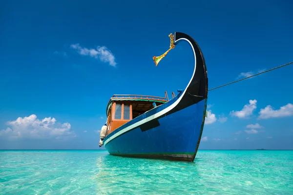 Perfektes tropisches Inselparadies Strand und Boot — Stockfoto