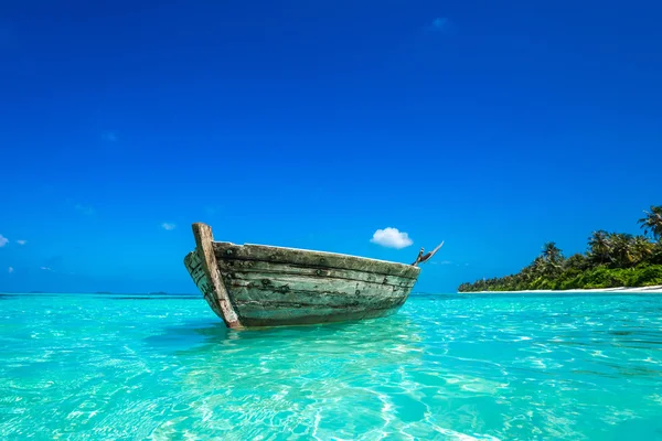 Perfetto isola tropicale paradiso spiaggia e vecchia barca — Foto Stock