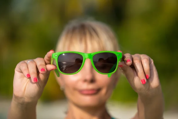 Reflection of a tropical resort beash in sunglasses — Stock Photo, Image