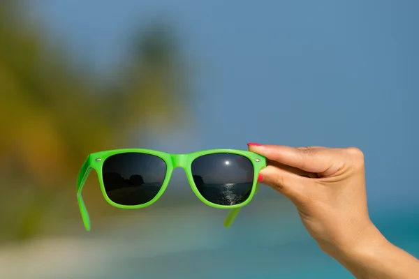 Image de lunettes de soleil sur la plage tropicale, vacances. Voyageur — Photo