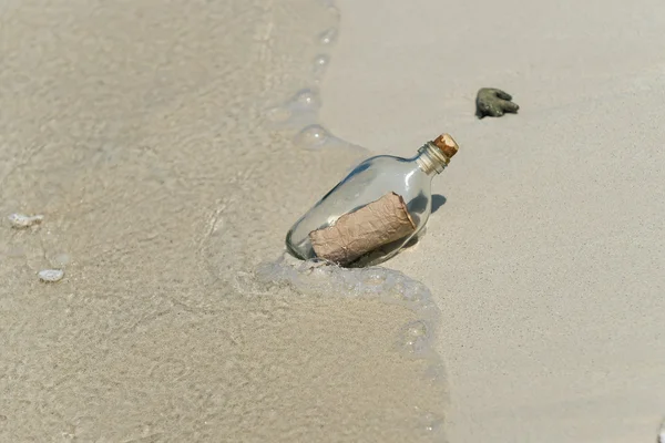 Üzenet a palackban partra mosott egy trópusi tengerparton. — Stock Fotó