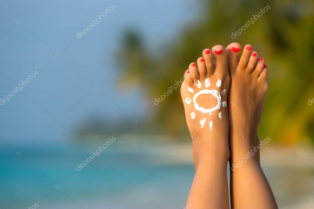 стих про солнышко. солнышко. у солнца есть ноги. девушка на закате. ноги по дороге.