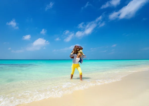 Belle fille avec une valise vintage dans une plage — Photo