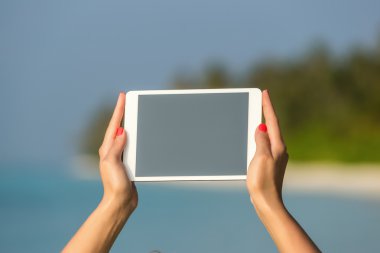 İnternet ve iletişim kavramı. boş boş tablet yüklü