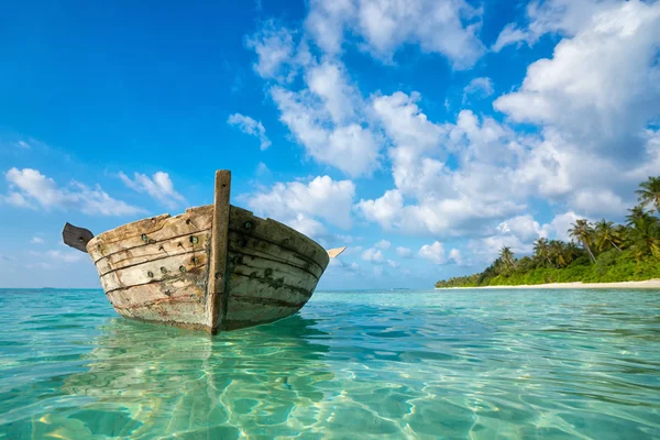 Perfeito ilha tropical paraíso praia e barco velho — Fotografia de Stock