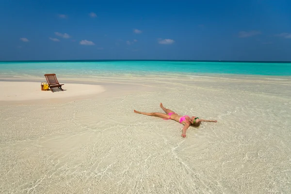 Linda mujer relajándose en la playa tropical —  Fotos de Stock