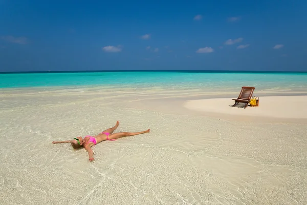 Carino donna rilassante sulla spiaggia tropicale — Foto Stock