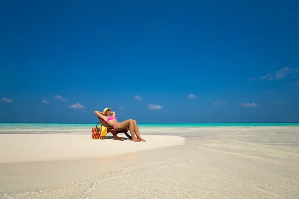 Vacaciones en playa. Caliente hermosa mujer disfrutando mirando vista de bea — Foto de Stock
