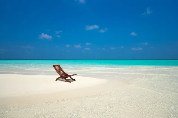 Sdraio sulla spiaggia di sabbia . — Foto Stock