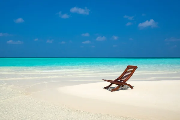 Sdraio sulla spiaggia di sabbia . — Foto Stock