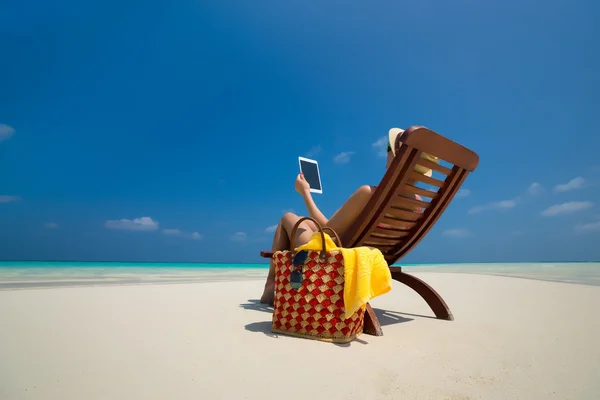 Tablet vazio em branco nas mãos de mulheres na praia — Fotografia de Stock