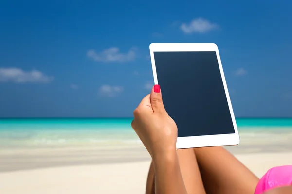 Tableta vacía en blanco en manos de mujeres en la playa —  Fotos de Stock