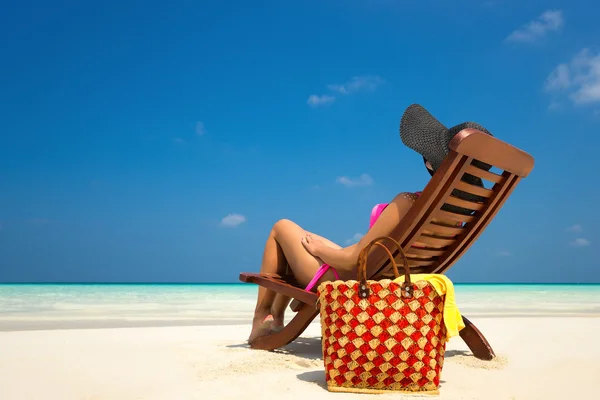 Strandvakantie. Hete mooie vrouw genieten van documentweergave van bea — Stockfoto