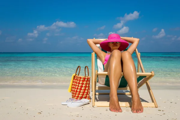 Пляжный отдых. Горячая красивая женщина наслаждается видом на Би — стоковое фото