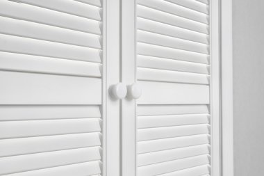 Beyaz kapı gri duvar kapalı