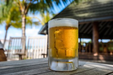 Tablo açık hava kafe bar bira cam.