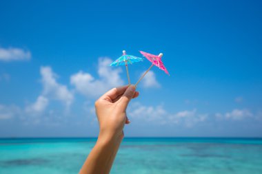 Kokteyl şemsiye tropik sahilde tatil resmi. Tr