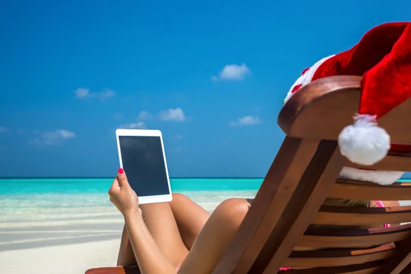 Santa şapka o kadınların elinde boş boş tablet bilgisayar