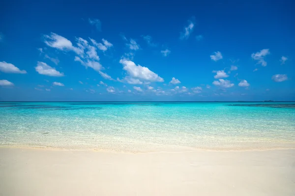 Bela praia e mar tropical — Fotografia de Stock