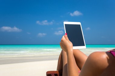 Kadınlar sahilde elinde boş boş tablet bilgisayar