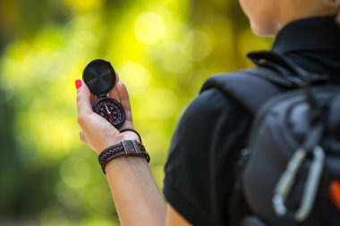 Turizm kadın yandan tropikal peyzaj karşı pusula.