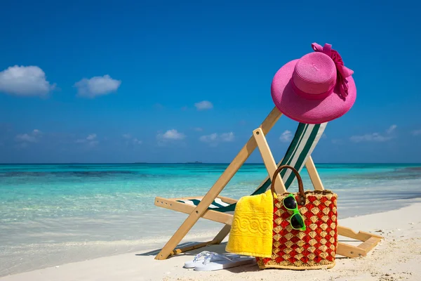 Foto de Salón de playa en la playa tropical, vacaciones. Trave. —  Fotos de Stock