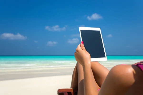 Tableta vacía en blanco en manos de mujeres en la playa —  Fotos de Stock